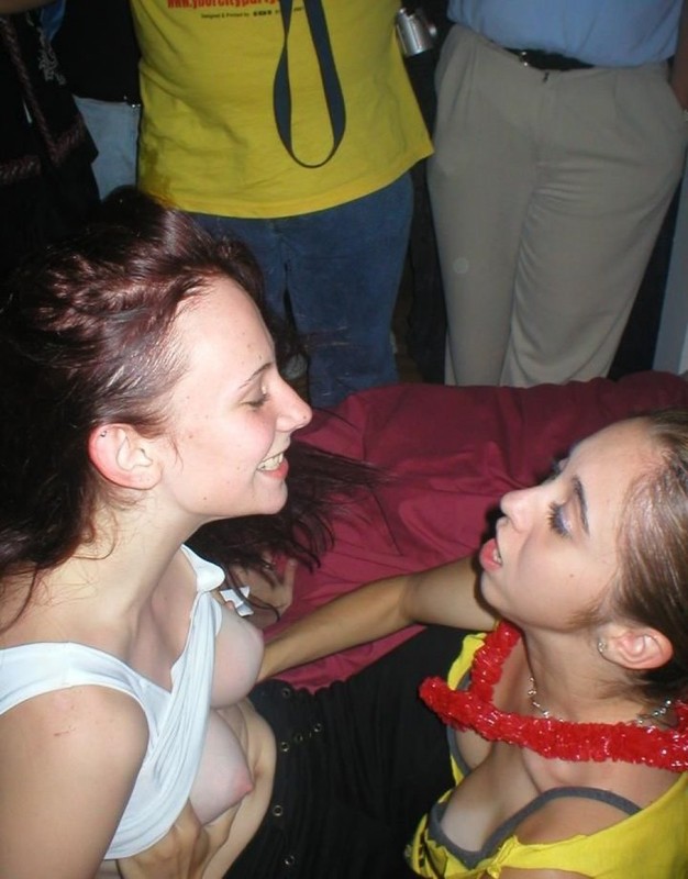 На вечеринке девчонка целует сосок подруги 1 фотография