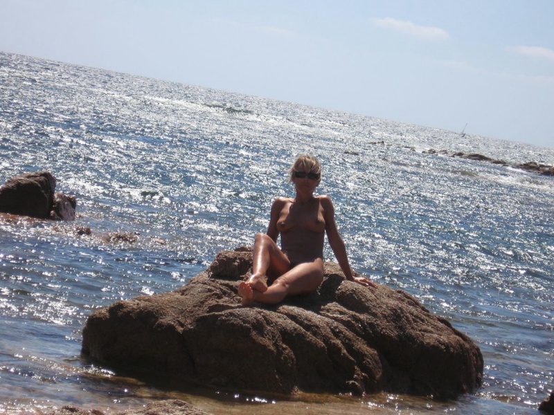 Загорелая тетка отдыхает на берегу моря в обнаженном виде 8 фотография