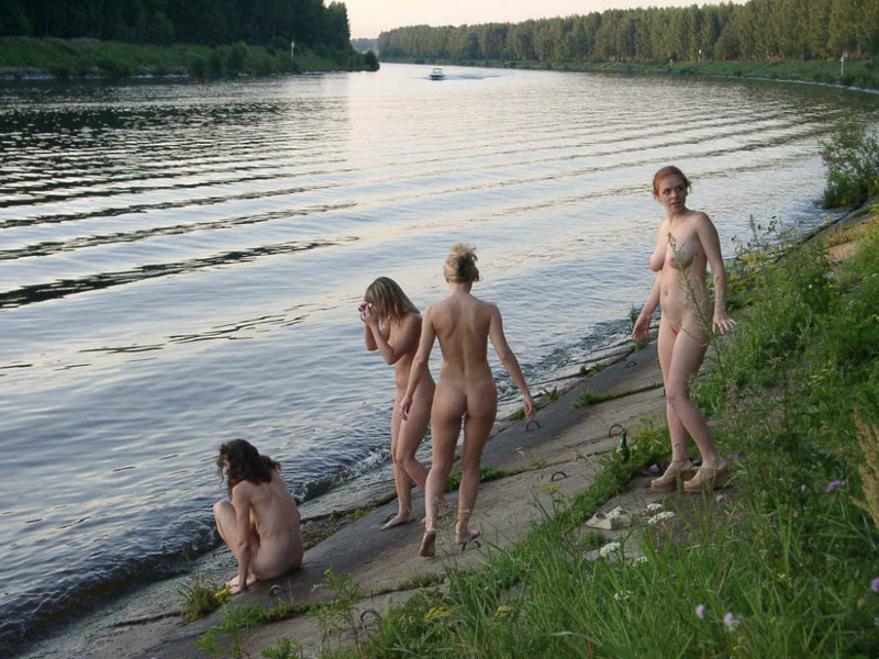 Четыре голые подруги голышом развлекаются на природе 3 фотография