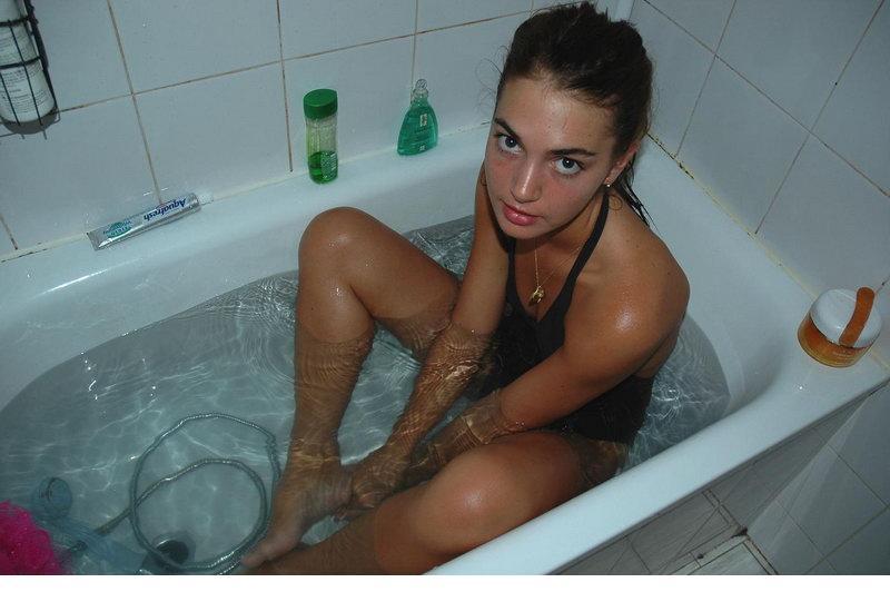 Молодая брюнеточка только что покупалась в ванной 2 фотография