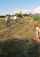 Голая дама сохнет у тропинки по которой проехали велосипедисты 4 фотография