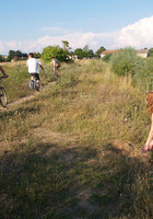 Голая дама сохнет у тропинки по которой проехали велосипедисты 3 фотография