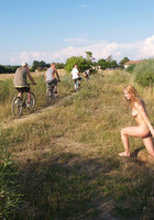 Голая дама сохнет у тропинки по которой проехали велосипедисты 5 фотография