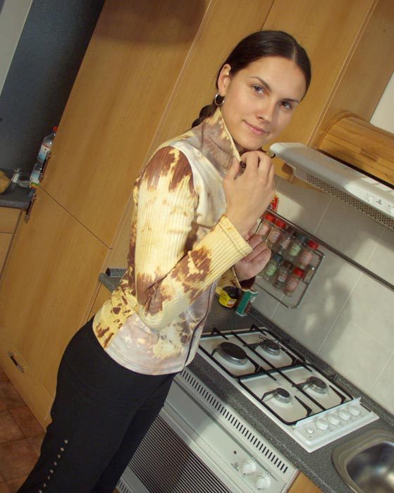Домработница раздевается догола на кухне 1 фотография