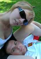 Молодая блондинка показывает бритую киску отдыхая с парнем в парке 4 фото