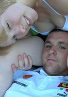 Молодая блондинка показывает бритую киску отдыхая с парнем в парке 3 фото