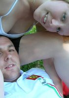 Молодая блондинка показывает бритую киску отдыхая с парнем в парке 2 фото