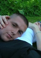 Молодая блондинка показывает бритую киску отдыхая с парнем в парке 5 фото