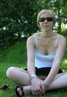 Молодая блондинка показывает бритую киску отдыхая с парнем в парке 1 фотография