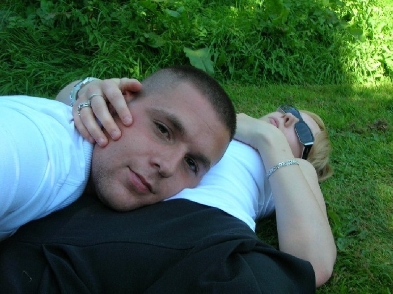Молодая блондинка показывает бритую киску отдыхая с парнем в парке 5 фотография