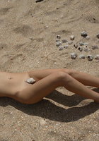 Красавица на пустом пляже позирует в неглиже 2 фотография