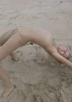 Красавица на пустом пляже позирует в неглиже 15 фото