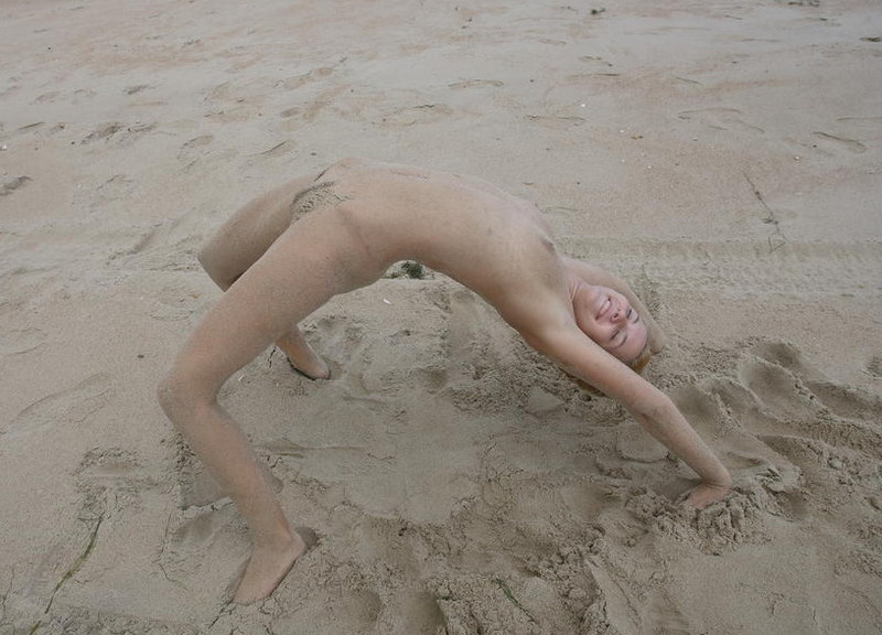 Красавица на пустом пляже позирует в неглиже 15 фотография