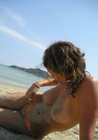 Мокрая девка отдыхает на пляже в одних плавках 9 фотография