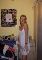 Блондиночка оголила прелести в уютной спальне 2 фотография