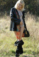 Блондинка сняла штаны в осеннем поле 5 фотография