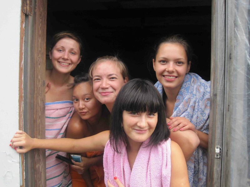 Девчонки отдыхают голышом в деревенской бане 5 фотография