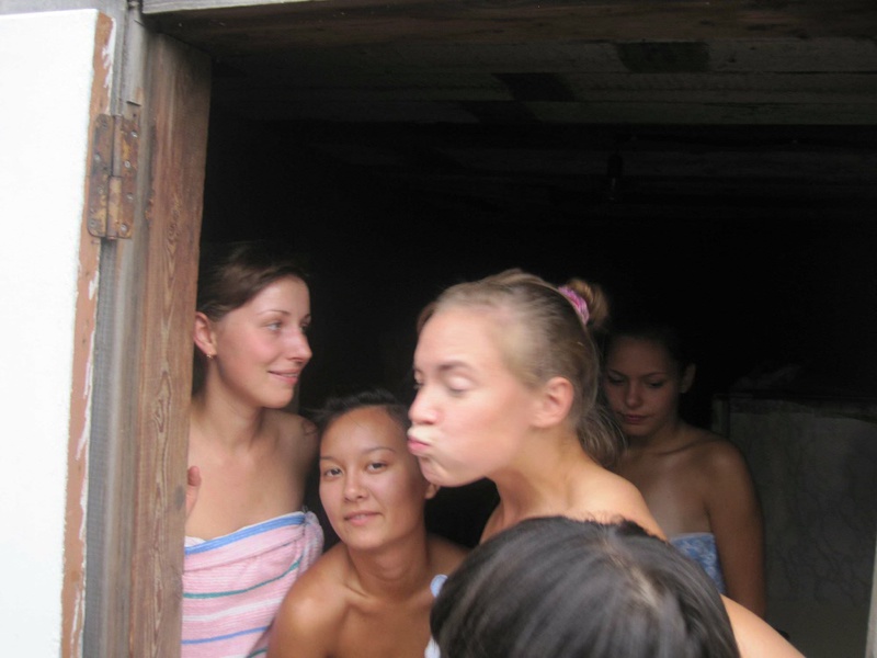 Девчонки отдыхают голышом в деревенской бане 4 фотография