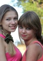 Молоденькие лесбиянки позируют на песке 2 фото