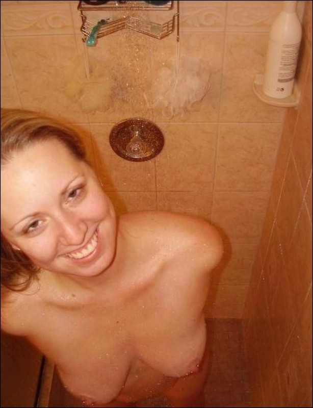 Надя пошла мыться в душ после раздевания на улице 13 фотография