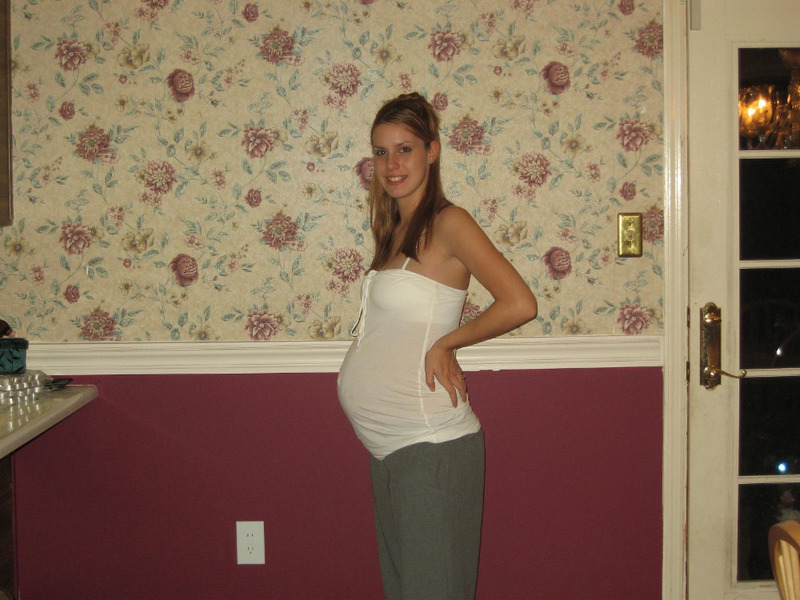 Беременная сучка любит шалить по вечерам 1 фотография