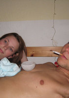 Обнаженная девушка лежит рядом с парнем на кровати 6 фото