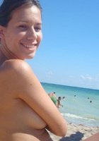 Сексуальная цыпочка на пляже загорает топлес 3 фотография