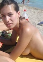 Сексуальная цыпочка на пляже загорает топлес 2 фото