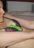 Брюнетка с маленькой грудью мастурбирует в постели 3 фотография