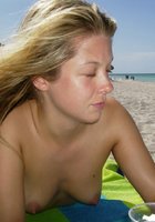 Грешница отдыхает на пляже совершенно одна 4 фото