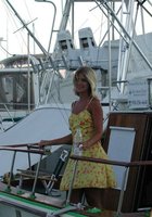 Изумительная блондинка позирует своей подружке на яхте 5 фото