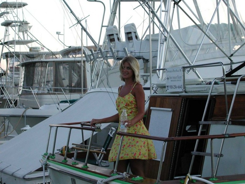 Изумительная блондинка позирует своей подружке на яхте 5 фотография