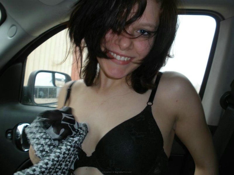 Молодая давалка получила сперму на сиськи возле машины 3 фотография
