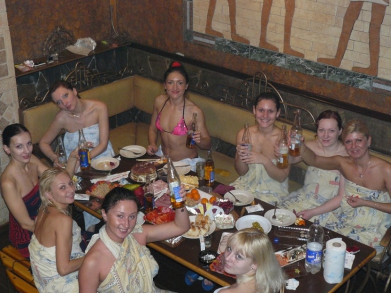 Лесбиянки устроили вечеринку в бане 1 фотография