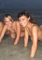 Три подруги стоят возле моря без купальников 4 фото