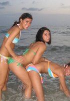Три подруги стоят возле моря без купальников 2 фотография