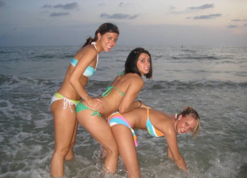 Три подруги стоят возле моря без купальников 2 фотография