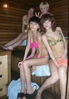 Молодые девчонки шалят на девичнике в бане 5 фотография