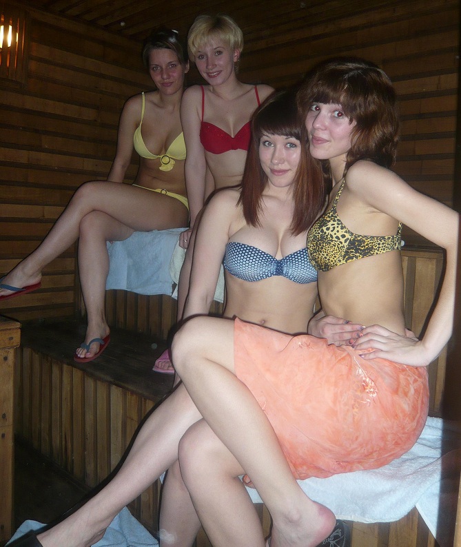 Молодые девчонки шалят на девичнике в бане 2 фотография