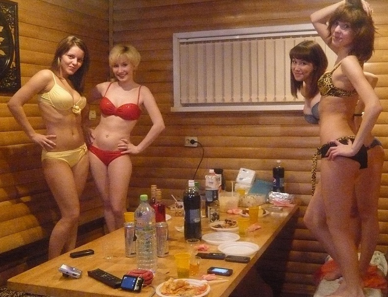Молодые девчонки шалят на девичнике в бане 1 фотография