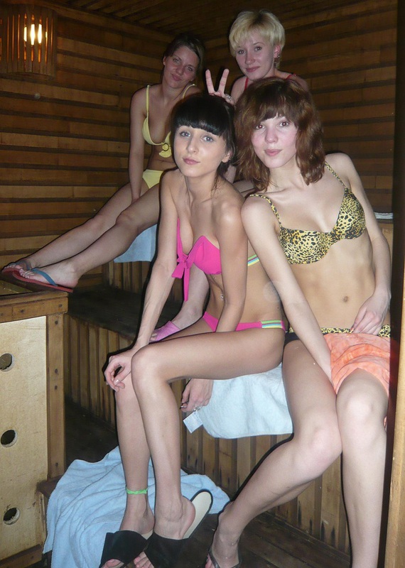 Молодые девчонки шалят на девичнике в бане 5 фотография