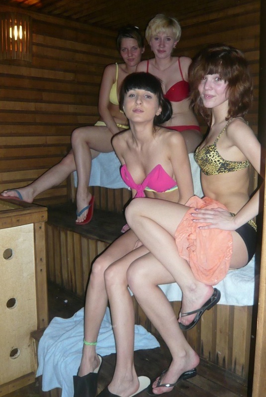 Молодые девчонки шалят на девичнике в бане 4 фотография