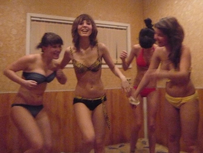 Молодые девчонки шалят на девичнике в бане 11 фотография