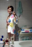 Молодая азиатка делает дома откровенное селфи 8 фото