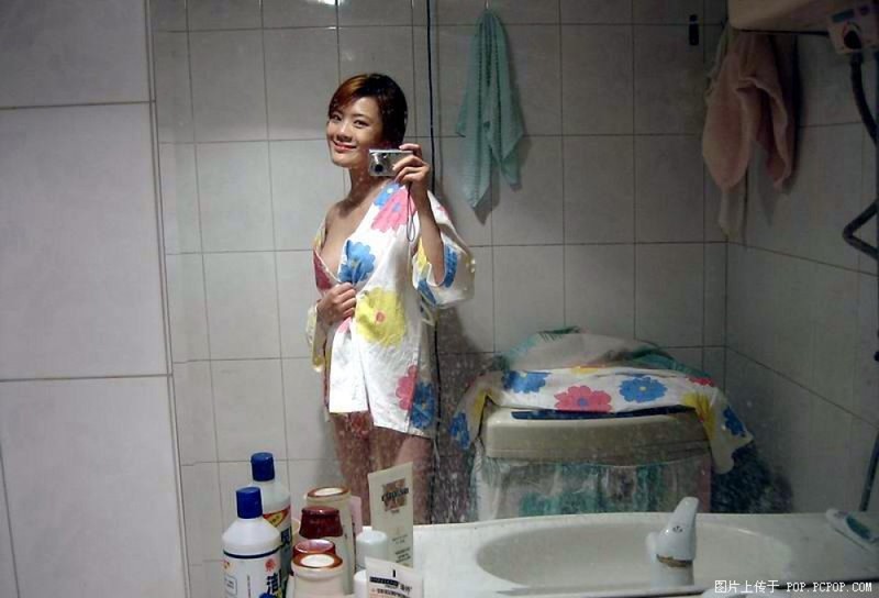 Молодая азиатка делает дома откровенное селфи 8 фотография