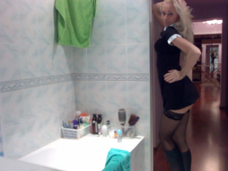 Горячая блондинка устроила разврат в ванной комнате 17 фотография