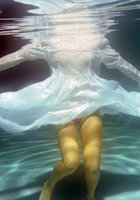 Голая девка нырнула под воду в бассейне 6 фотография