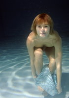 Голая девка нырнула под воду в бассейне 19 фотография