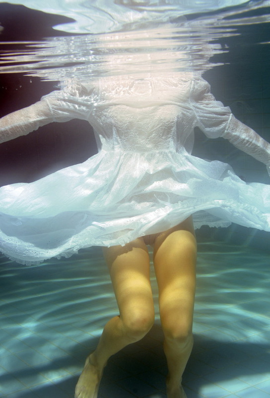 Голая девка нырнула под воду в бассейне 6 фотография