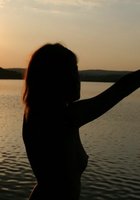 Симпатичная девчонка показывает молоденькое тело на берегу озера 8 фотография